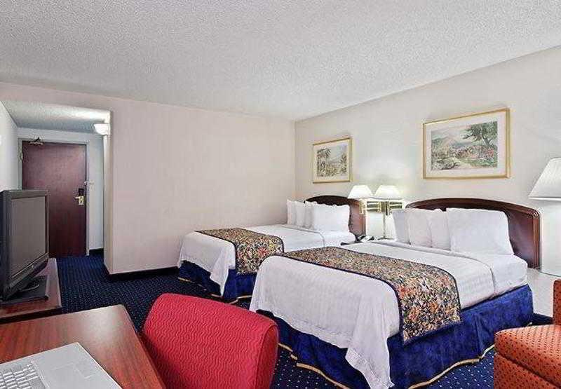 Courtyard Tampa Brandon Hotel Room photo